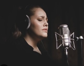 Portrett av Rebecca som synger foran mikrofon